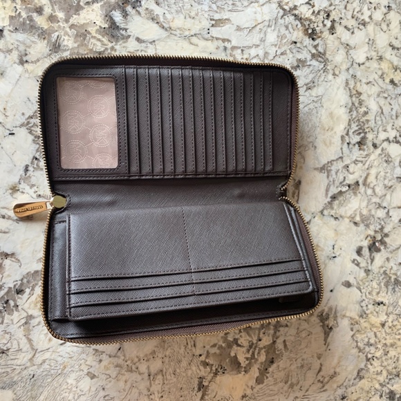 Michael Kors Large Jet Set Travel Logo Wallet EUC - Picture 3 of 13